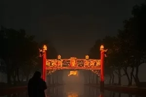 旧钟表铺影片封面，木柜台上的老式座钟与工具